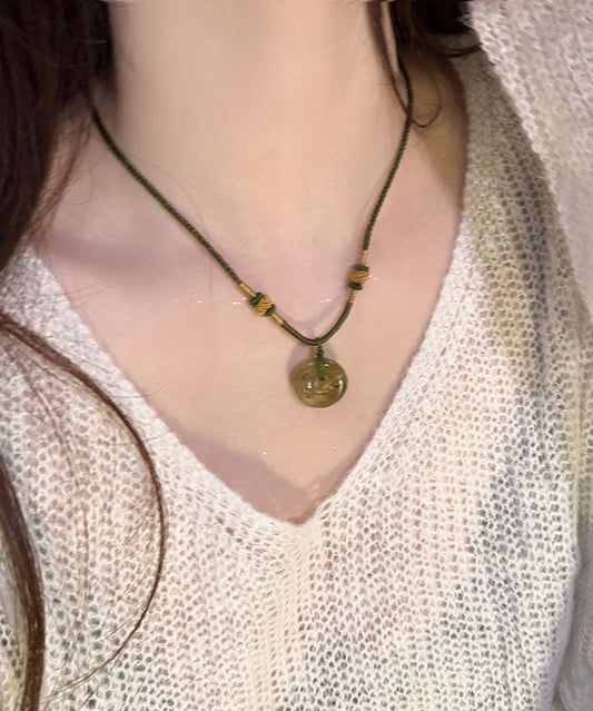 Collar con colgante de hebilla de ping de resina verde negruzco retro tejido a mano