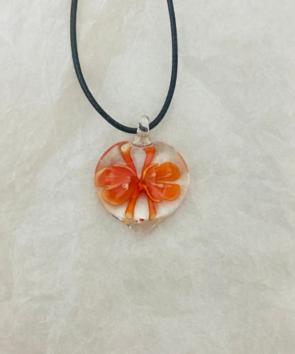 Collar con colgante de esmalte coloreado azul retro tejido a mano