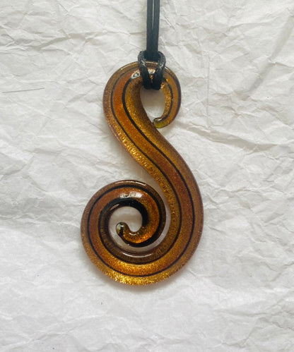 Collar con colgante de esmalte coloreado azul retro tejido a mano