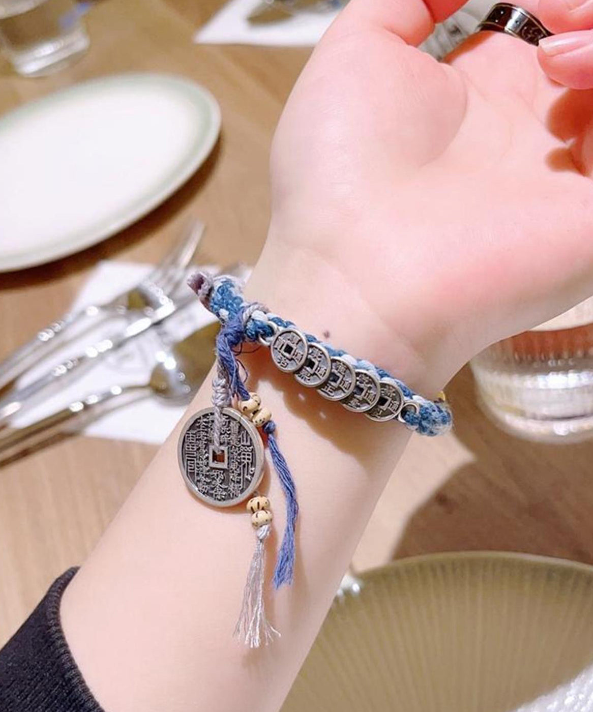 Retro-Armband aus blauem Sterlingsilber mit fünf Kaisermünzen-Anhängern