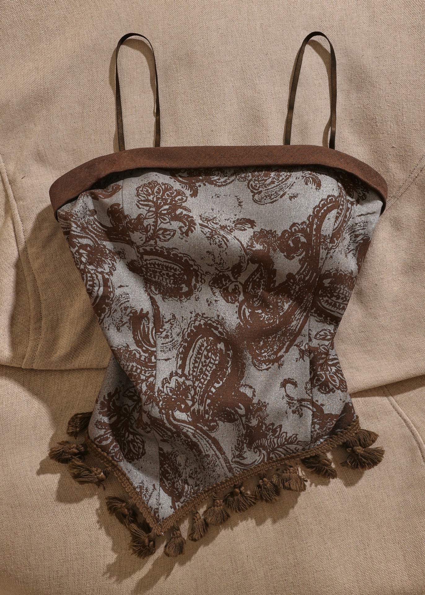 Camiseta sin mangas con cuello oblicuo y estampado de patchwork marrón retro