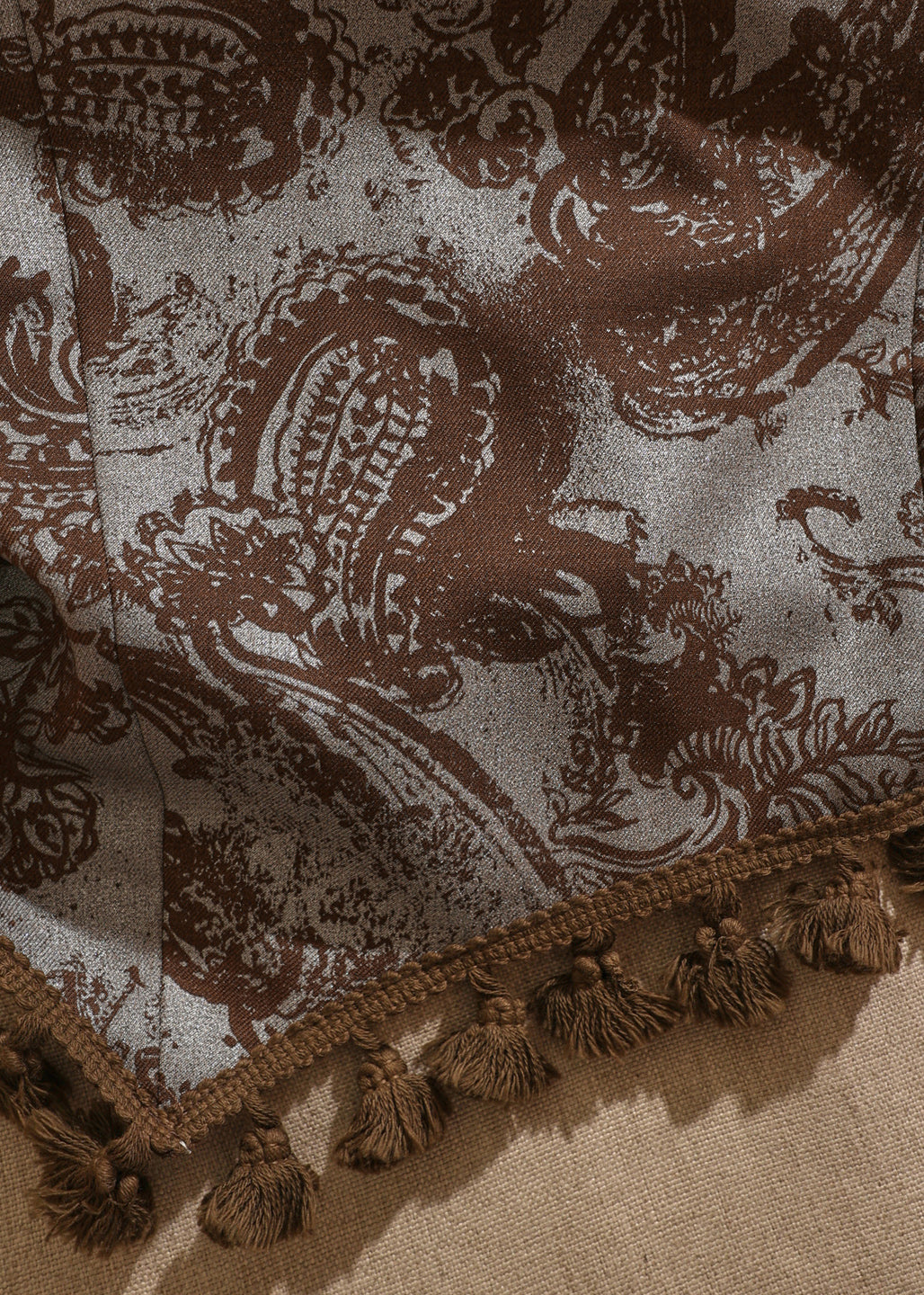 Camiseta sin mangas con cuello oblicuo y estampado de patchwork marrón retro