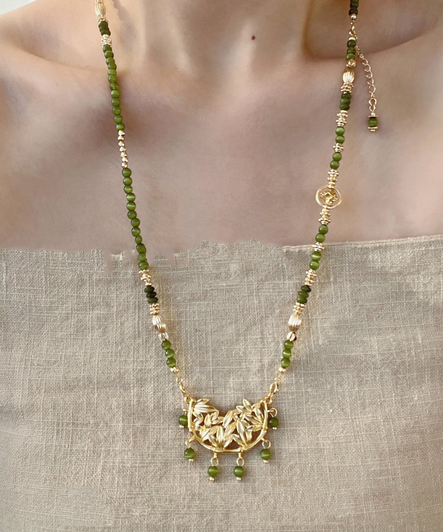 Collar con colgante de borla de piedra de ojo de gato de jade de aleación verde retro