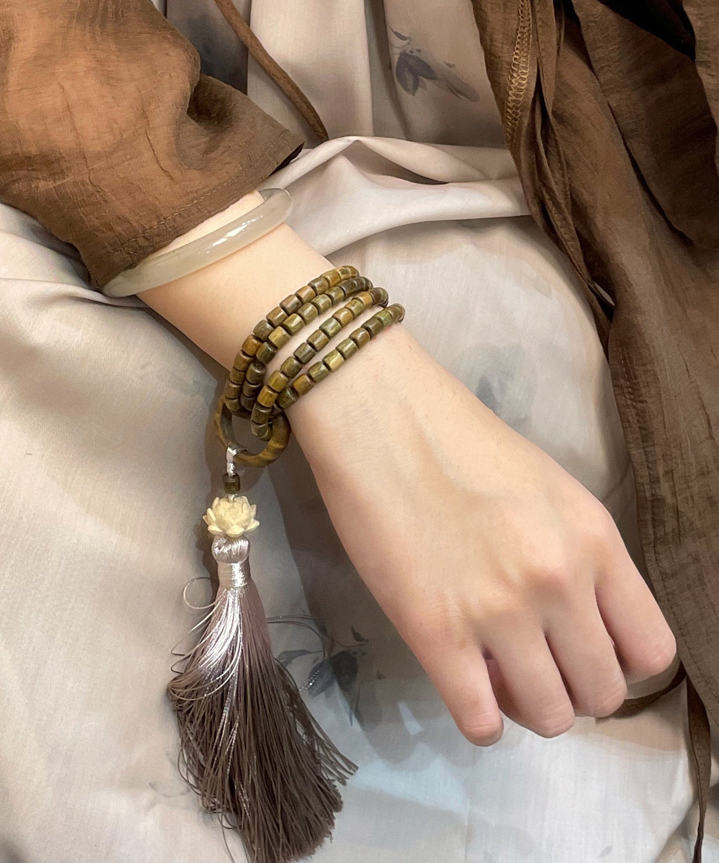 Pulsera retro con borlas de loto y cuentas de barril de sándalo verde