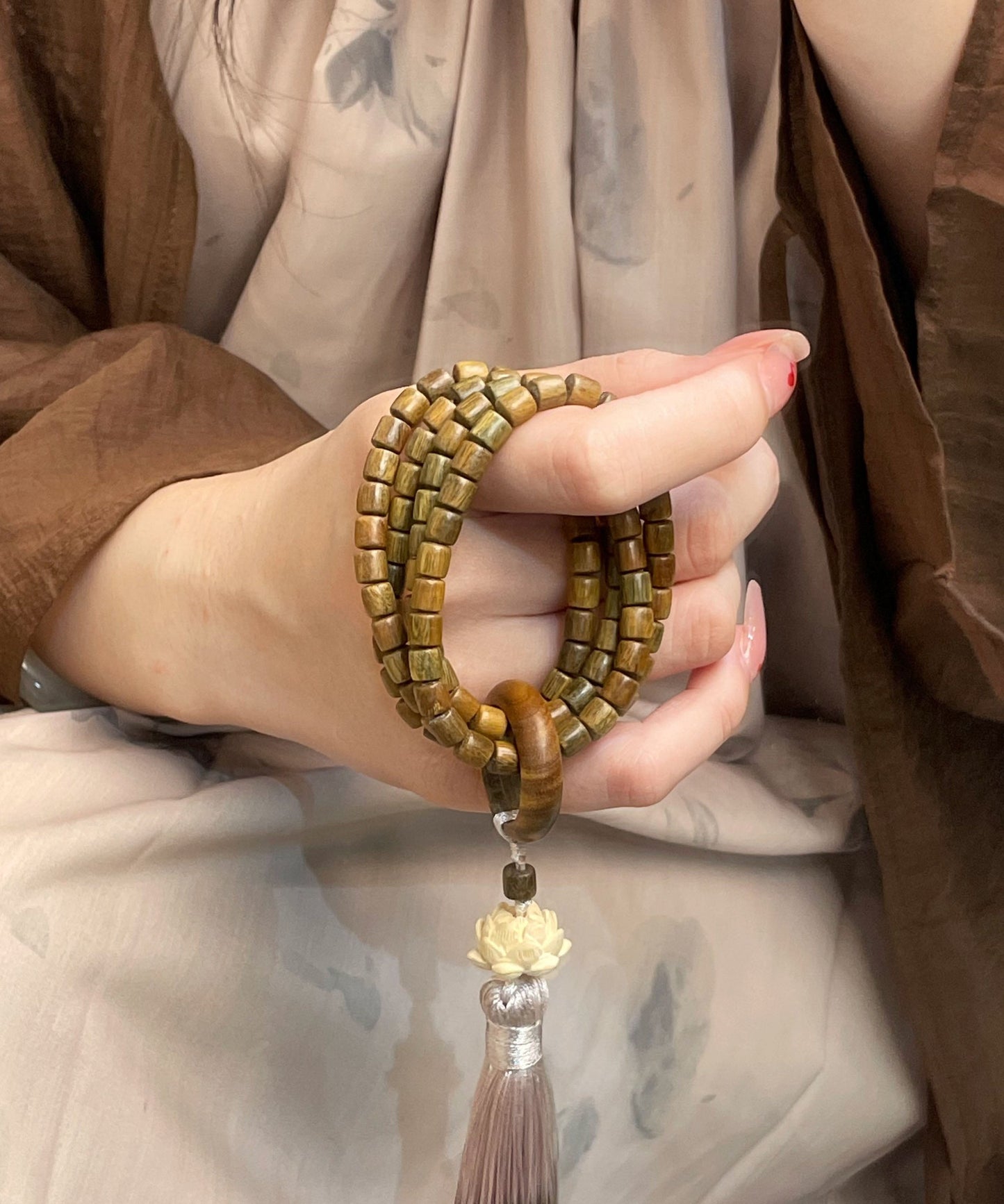 Pulsera retro con borlas de loto y cuentas de barril de sándalo verde