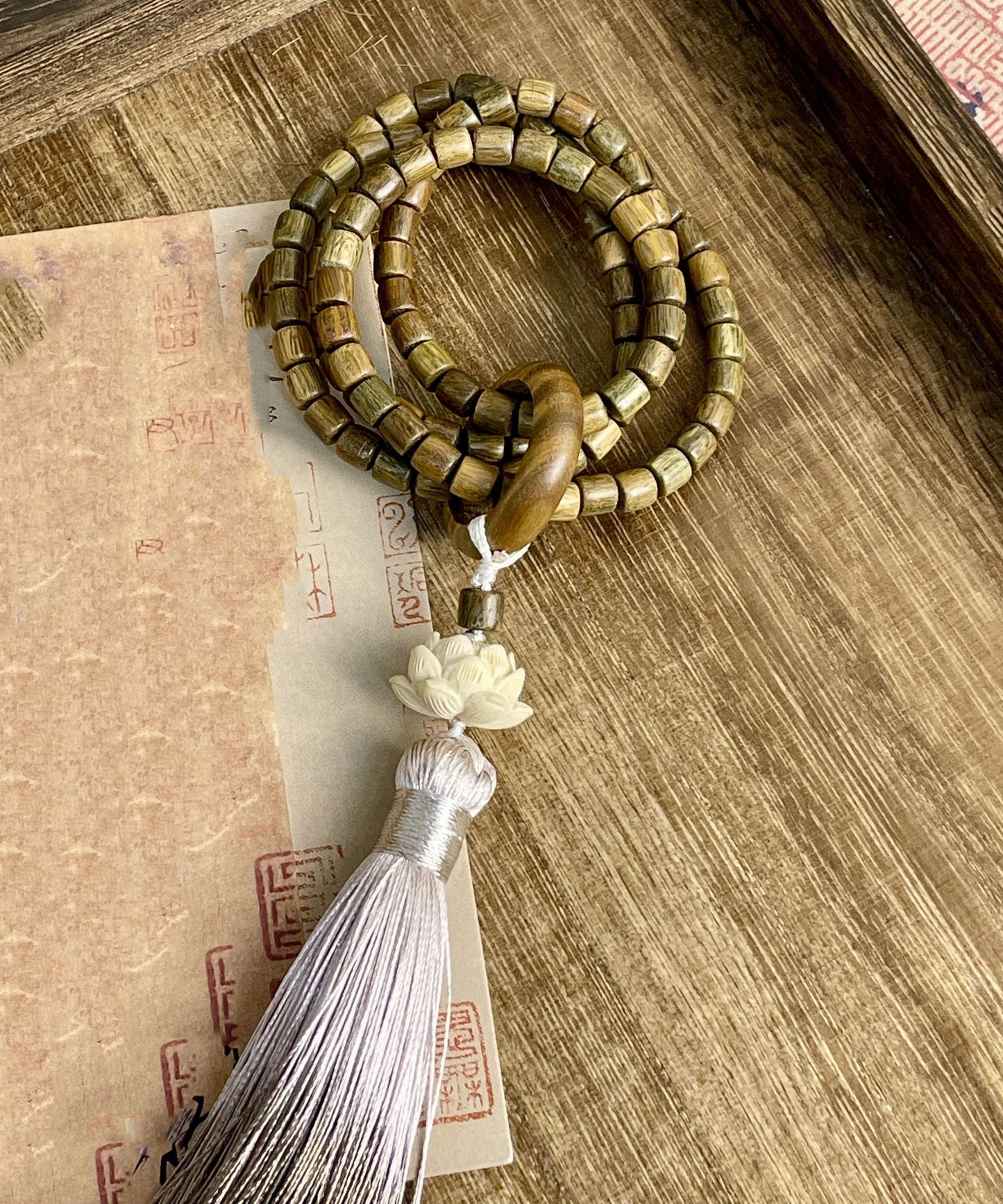 Pulsera retro con borlas de loto y cuentas de barril de sándalo verde