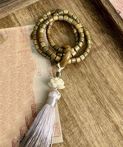 Pulsera retro con borlas de loto y cuentas de barril de sándalo verde