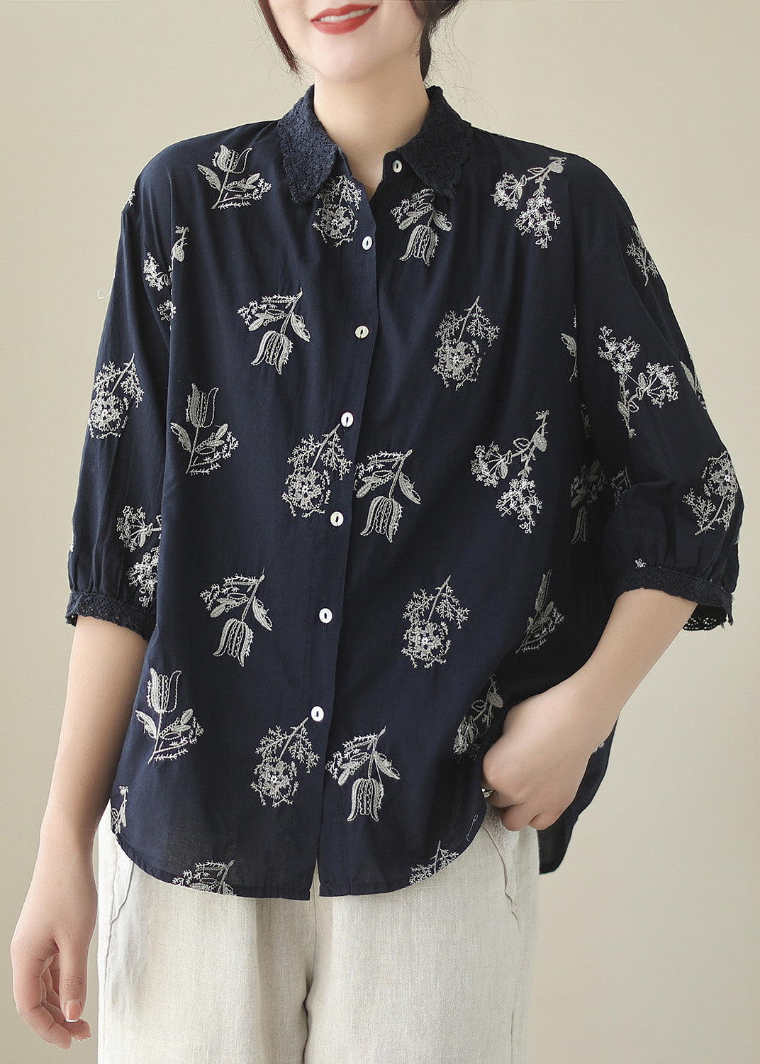 Camisa de algodón azul marino retro con cuello Peter Pan, estampado, botones calados, media manga