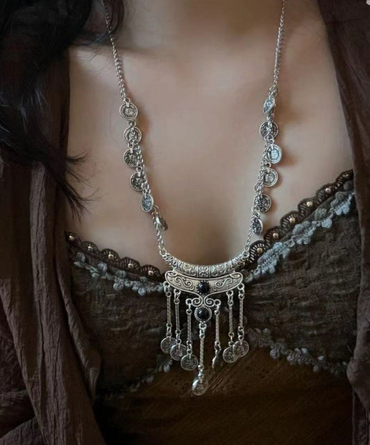 Collar con colgante de flores talladas con borlas de aleación de seda retro