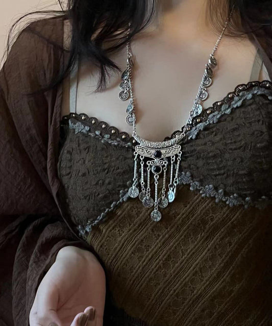 Collar con colgante de flores talladas con borlas de aleación de seda retro