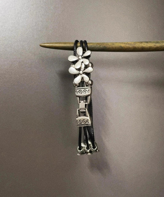 Retro-Armband aus Seiden-Edelstahllegierung mit Blumenmuster