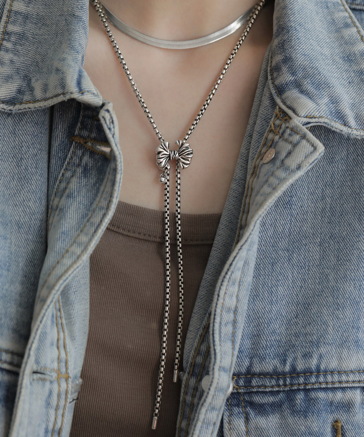 Retro-Halskette mit Quastenanhänger aus Sterlingsilber mit Schleife