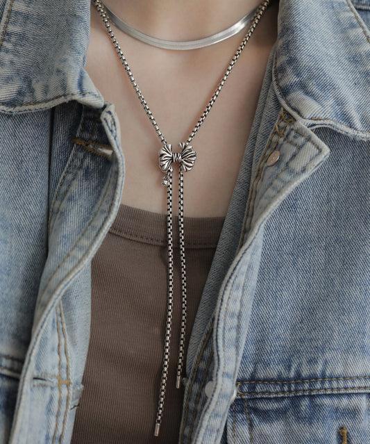 Retro-Halskette mit Quastenanhänger aus Sterlingsilber mit Schleife