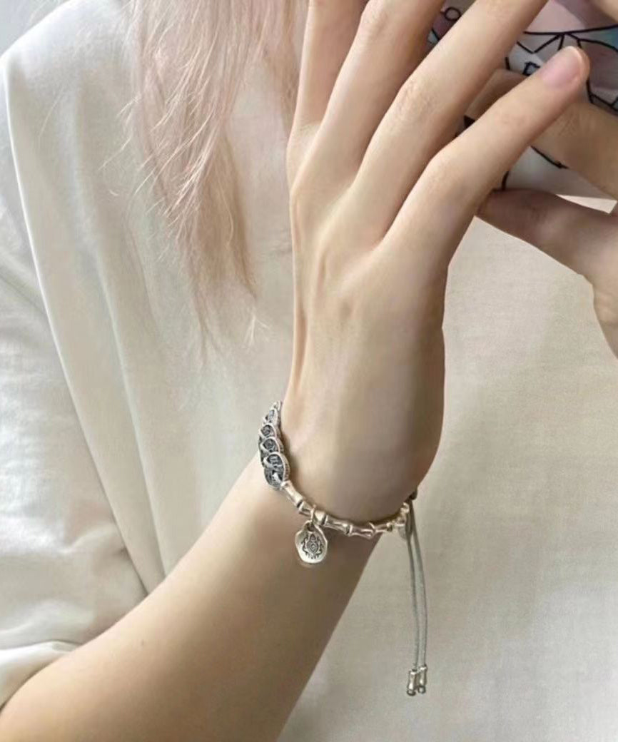 Pulsera de seda retro con borlas y cinco monedas del emperador en plata de ley