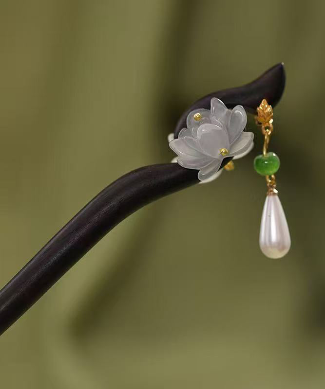 Horquilla de madera blanca retro con borla de perla de loto dorada