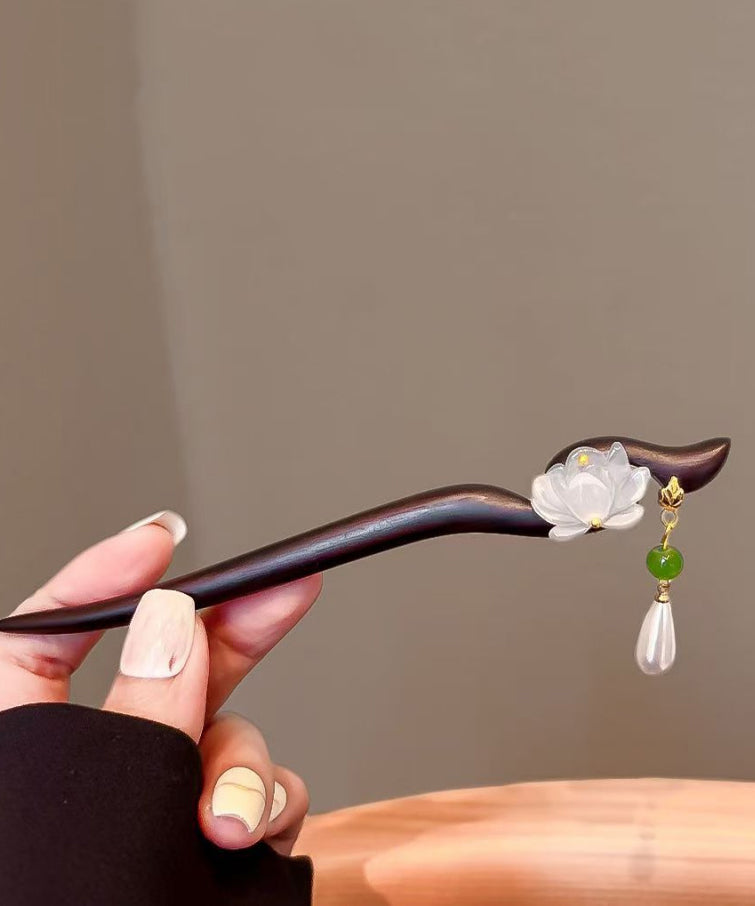 Horquilla de madera blanca retro con borla de perla de loto dorada