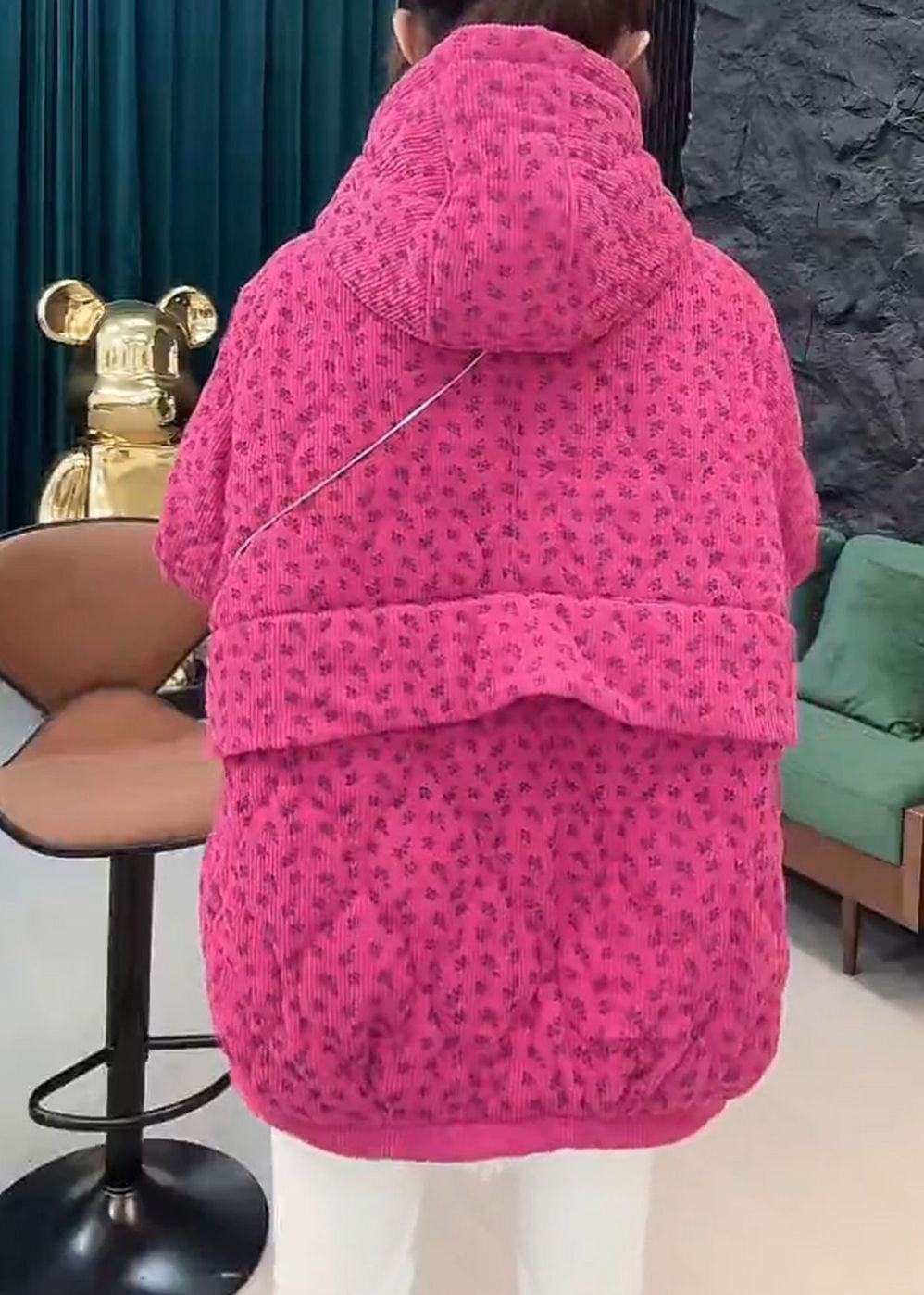 Parka de invierno con capucha, relleno de algodón y bolsillos de rosas y cordón ajustable