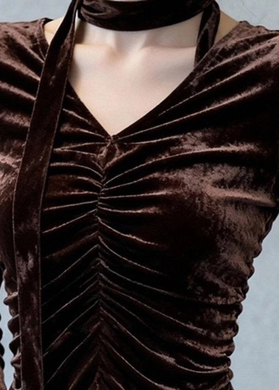 Top sexy de terciopelo de seda arrugado con escote en V y mangas acampanadas en color café