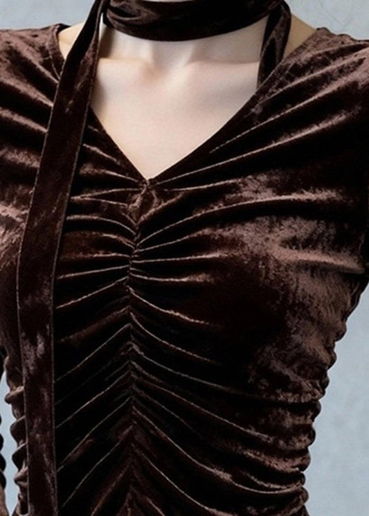 Top sexy de terciopelo de seda arrugado con escote en V y mangas acampanadas en color café