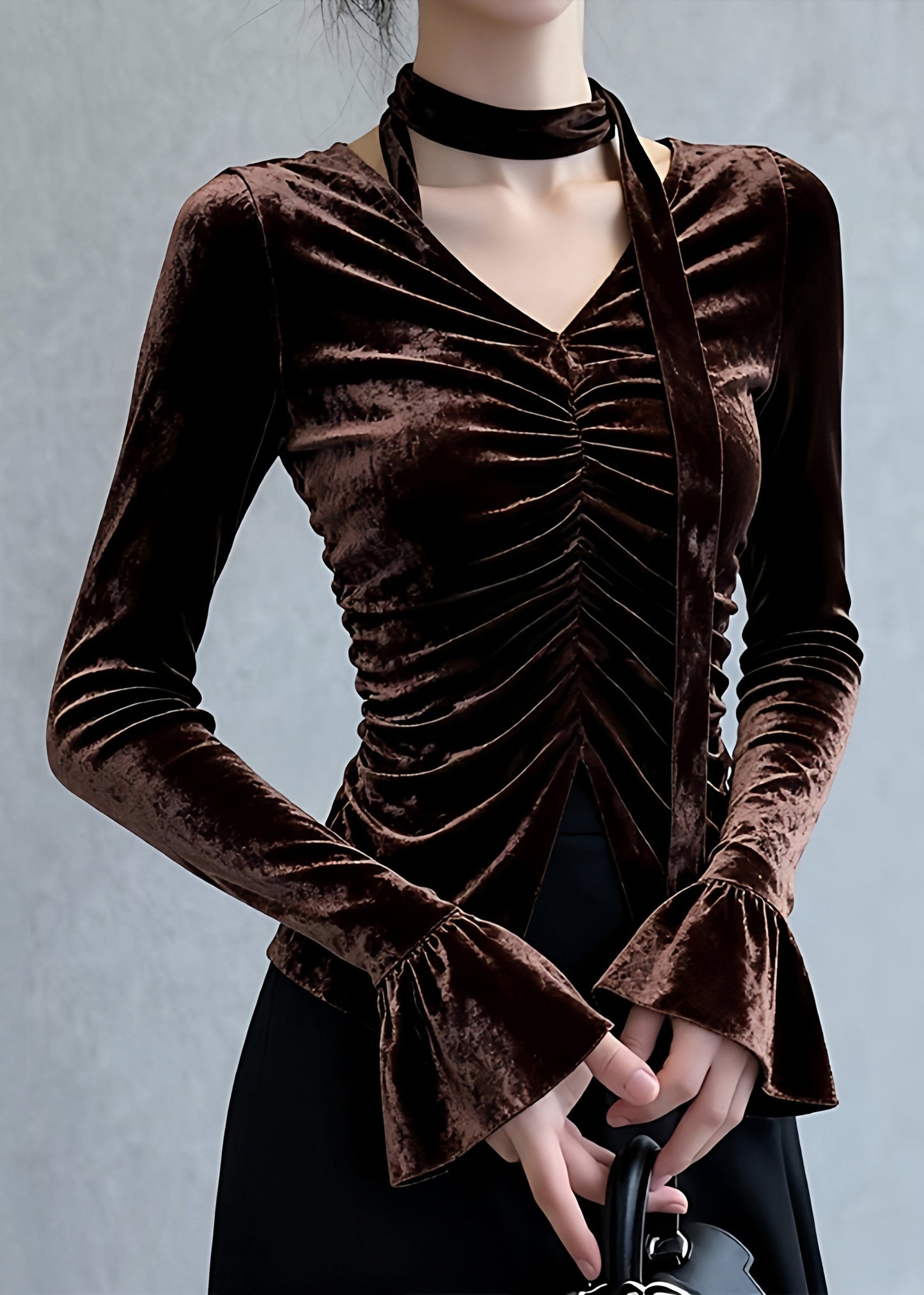 Top sexy de terciopelo de seda arrugado con escote en V y mangas acampanadas en color café