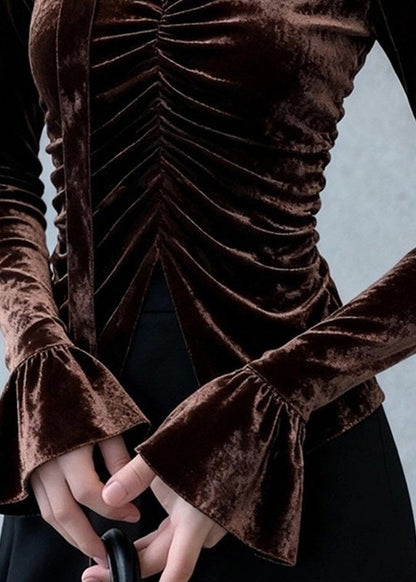 Top sexy de terciopelo de seda arrugado con escote en V y mangas acampanadas en color café