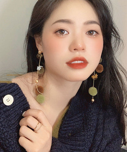 Pendientes sexys de resina con bolas peludas de cobre dorado y múltiples capas