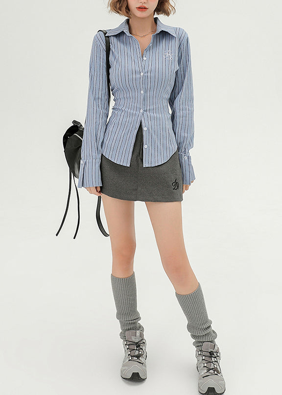 Schmal geschnittene, blau gestreifte Baumwollhemden mit Stickerei – Frühling