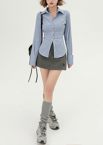 Schmal geschnittene, blau gestreifte Baumwollhemden mit Stickerei – Frühling