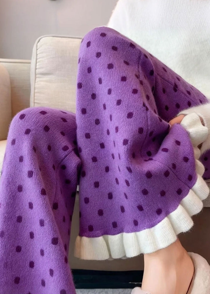 Schmale, lila Rüschen-Patchwork-Strickhose mit ausgestelltem Bein für den Winter