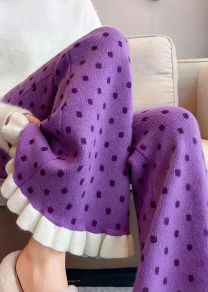 Schmale, lila Rüschen-Patchwork-Strickhose mit ausgestelltem Bein für den Winter