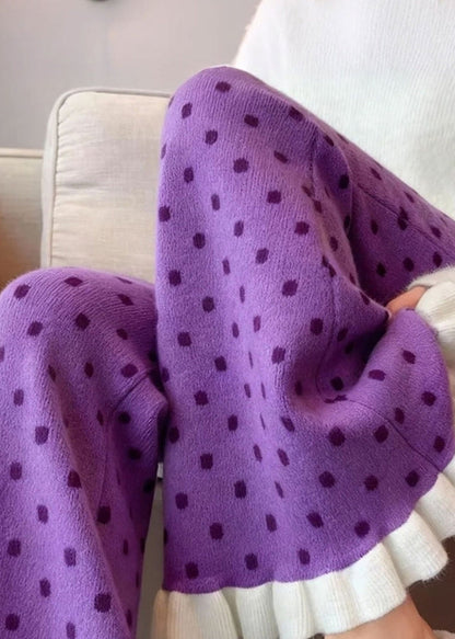 Schmale, lila Rüschen-Patchwork-Strickhose mit ausgestelltem Bein für den Winter