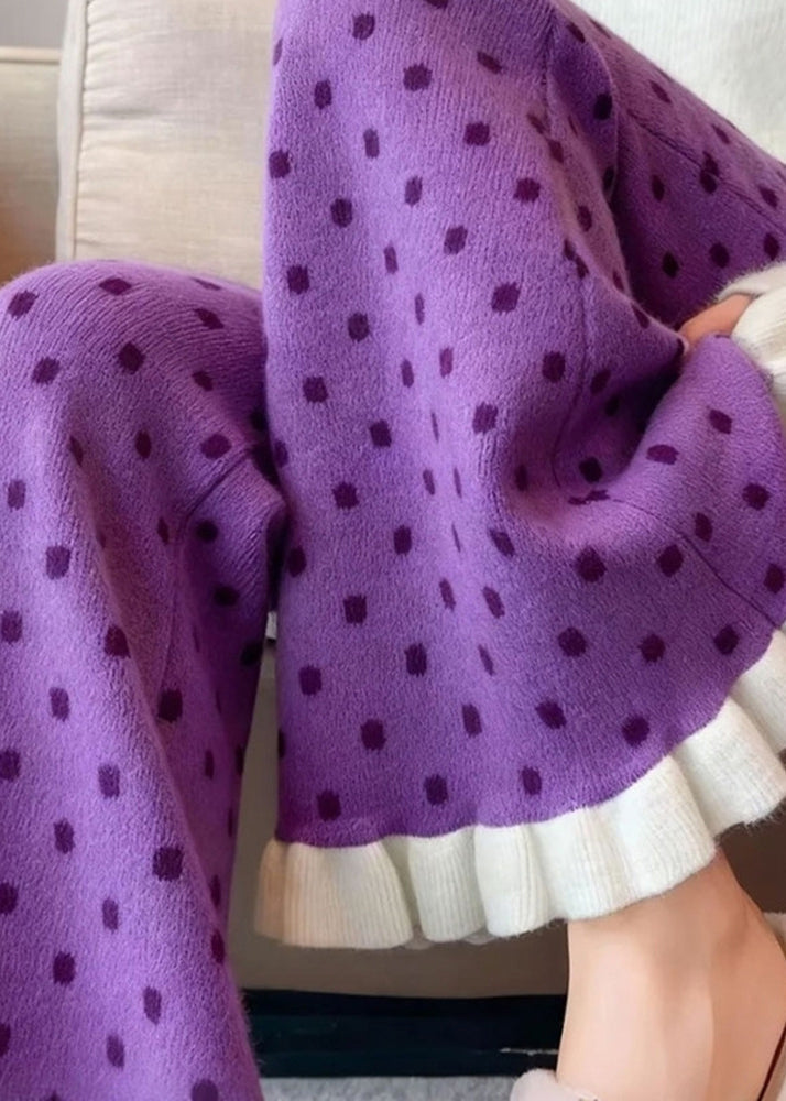 Schmale, lila Rüschen-Patchwork-Strickhose mit ausgestelltem Bein für den Winter