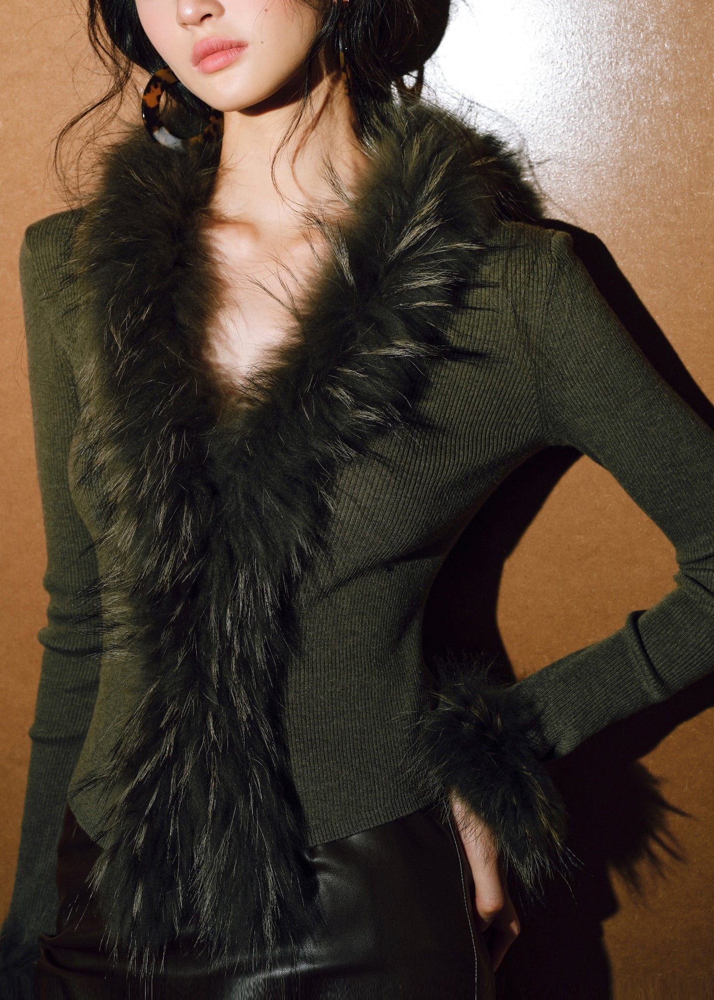 Top de punto de piel de zorro con cuello en V verde té ajustado y patchwork para invierno