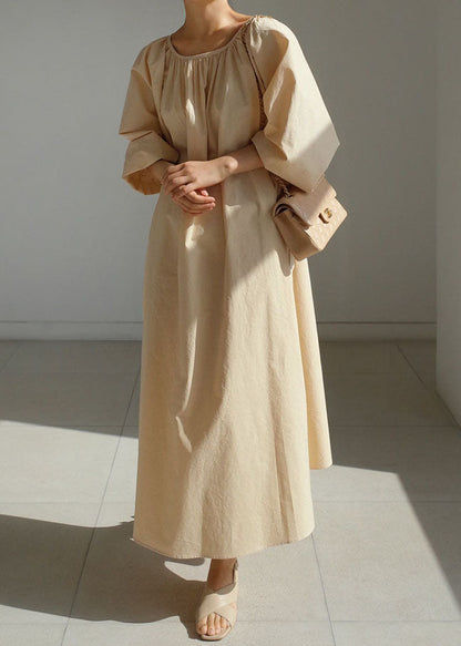 Einfaches beiges Baumwolltaschen-Freizeitkleid für den Frühling