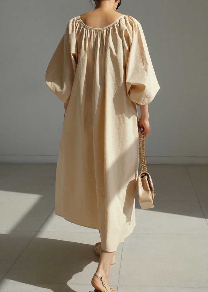 Einfaches beiges Baumwolltaschen-Freizeitkleid für den Frühling