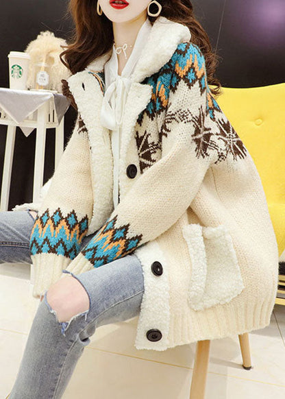 Schlichter beigefarbener Winter-Strickpullover mit Peter-Pan-Kragen und Knöpfen