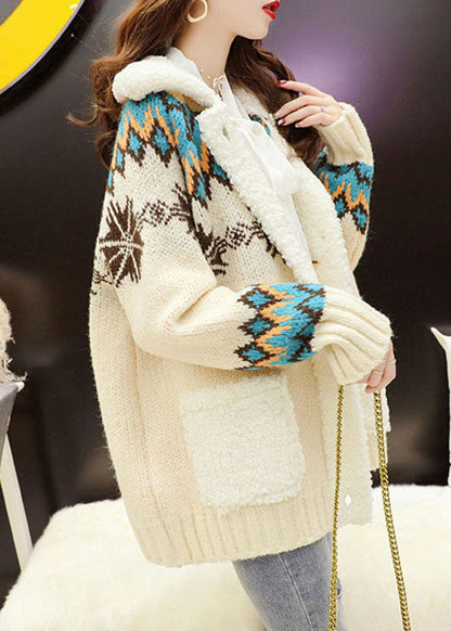 Schlichter beigefarbener Winter-Strickpullover mit Peter-Pan-Kragen und Knöpfen