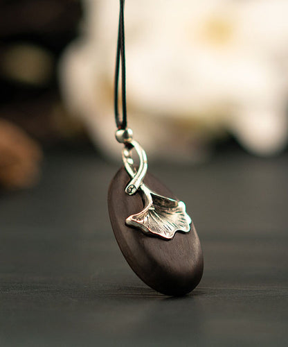 Schlichte Halskette mit Anhänger aus schwarzem Kunstleder und Ebenholz-Ginkgoblatt