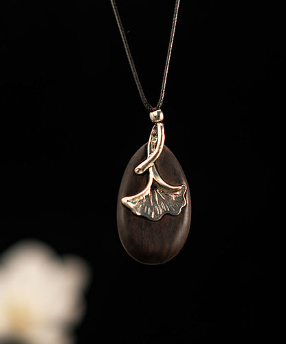 Schlichte Halskette mit Anhänger aus schwarzem Kunstleder und Ebenholz-Ginkgoblatt