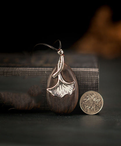 Schlichte Halskette mit Anhänger aus schwarzem Kunstleder und Ebenholz-Ginkgoblatt