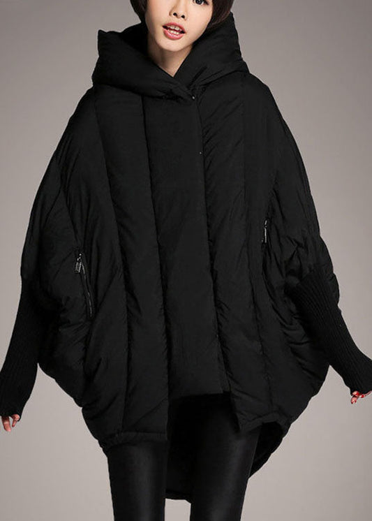 Einfache schwarze Winter-Daunenjacke mit losen Taschen und asymmetrischem Design