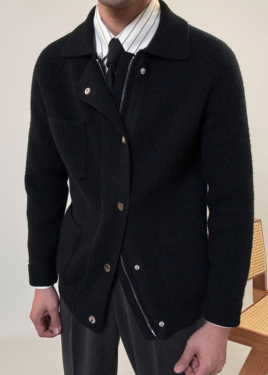 Abrigo de punto de algodón liso con bolsillos y cremallera en color negro sencillo para hombre