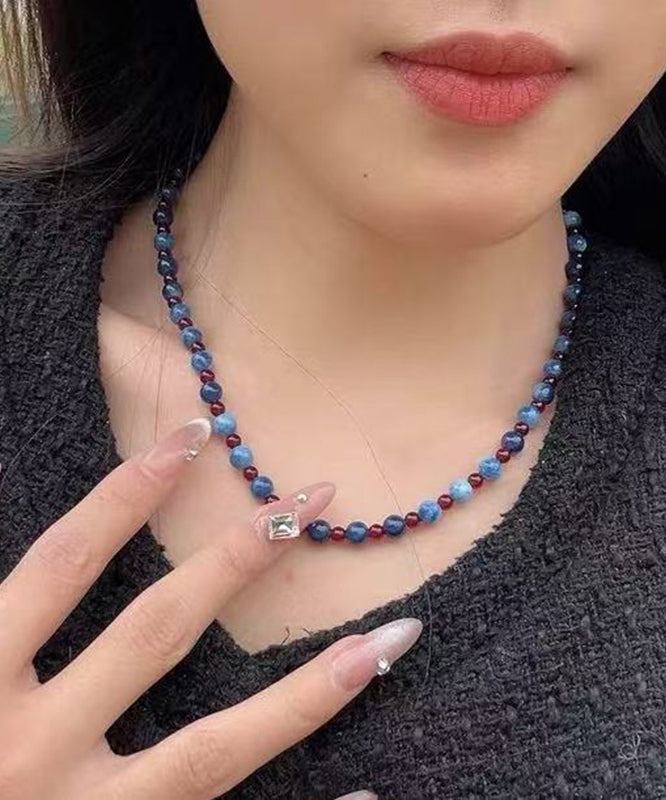 Collar sencillo de cuentas con incrustaciones de piedra natural azul