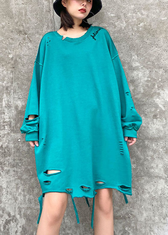 Einfaches blaues O-Ausschnitt-Sweatshirt mit lockeren Löchern für den Herbst