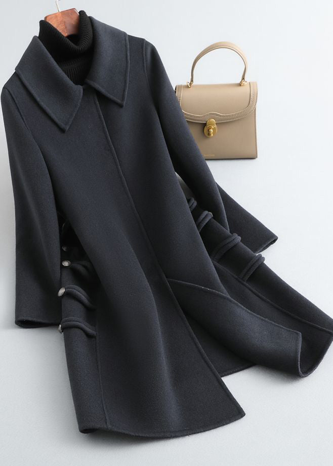 Einfacher Kamelfarbener Maximantel aus Wolle mit quadratischem Kragen und Knopf