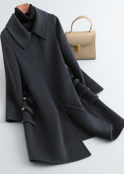 Einfacher Kamelfarbener Maximantel aus Wolle mit quadratischem Kragen und Knopf