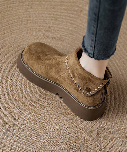 Schlichte Stiefeletten aus kamelfarbenem Wildleder mit Reißverschluss und Ziernähten