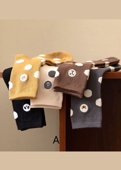 Wadenlange Baumwollsocken mit einfachem Stickmuster