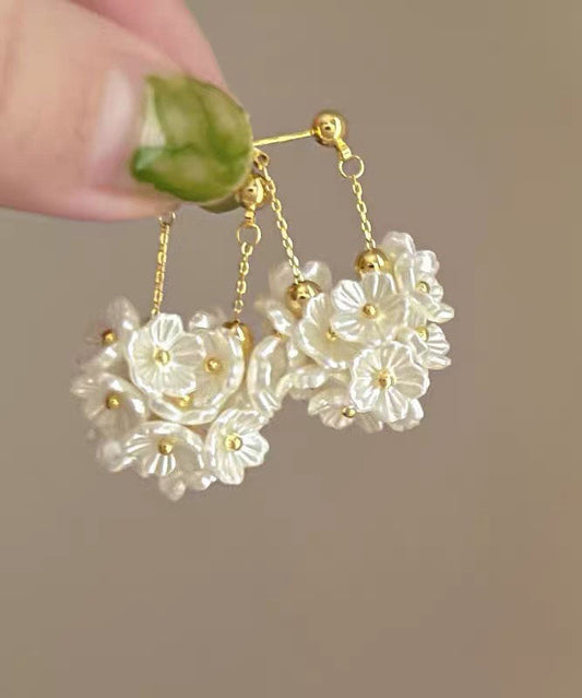 Pendientes sencillos de aleación de oro con borlas florales y perlas