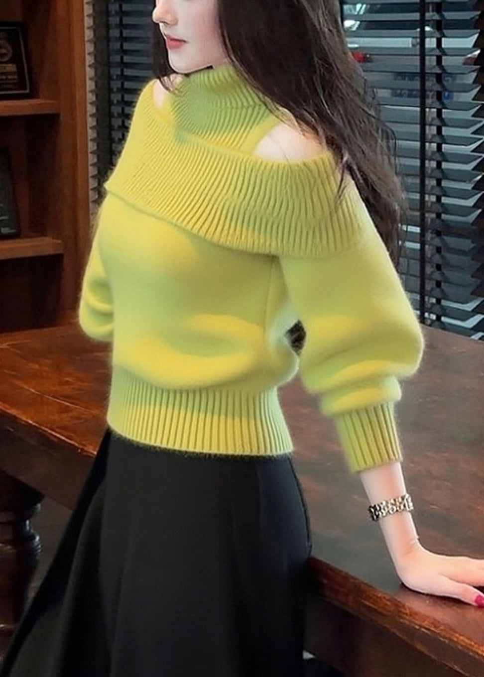 Suéter de punto sencillo con cuello alto y hombros descubiertos de color verde para invierno